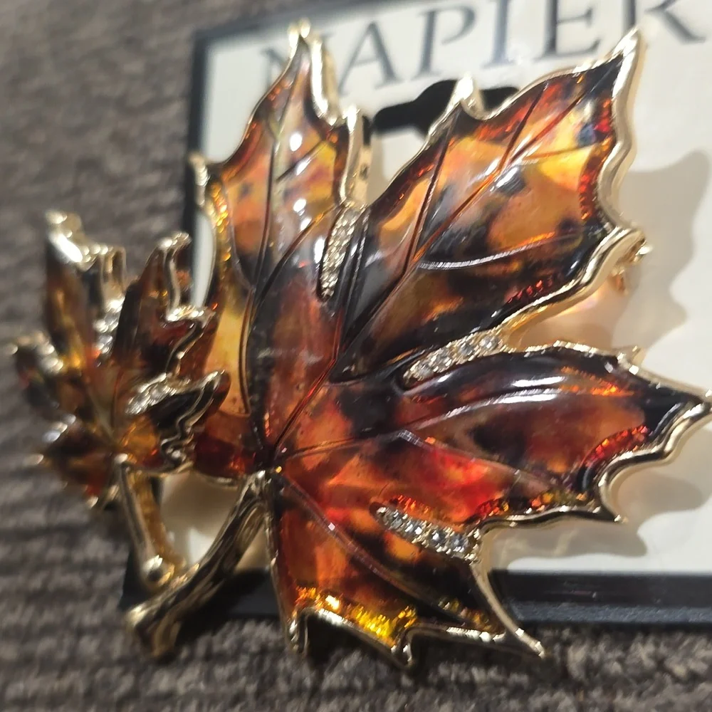 NAPIER BRAND FASHION JEWELRY FANCY SPARKLING GOLDTONE FALL LEAVES PIN BROOCH